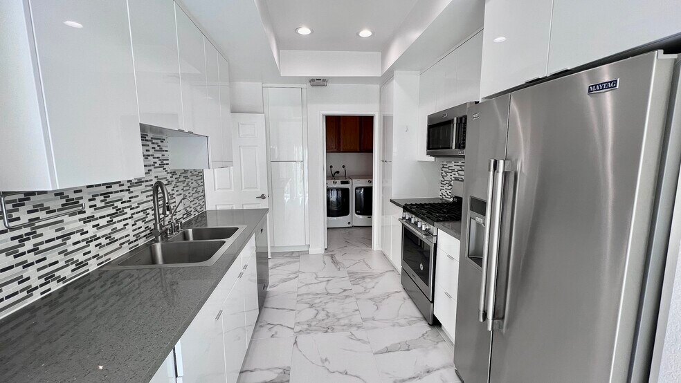 Building Photo - 5420 Sylmar Ave