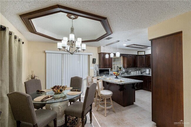 Building Photo - 2213 Lake View Dr