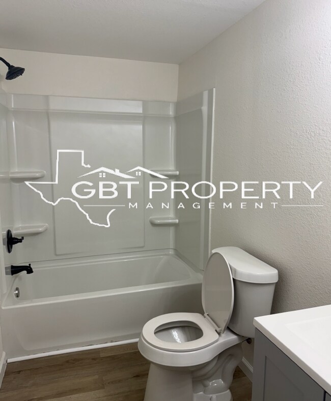 Building Photo - Beautifully Renovated 3 Bed, 2 Bath Home f...