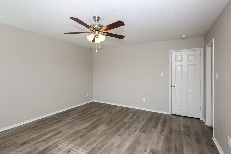 Building Photo - 8044 Brook Ridge Dr