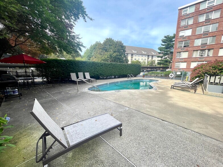 Pool - 320 Hammond Pond Pkwy