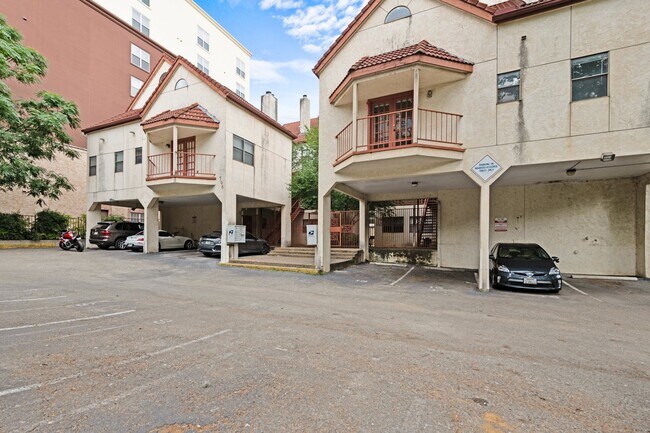 Building Photo - UT PRE-LEASE: 2 BR / 2 BA West Campus Condo - Walk to Campus - Newly Remodeled Kitchen