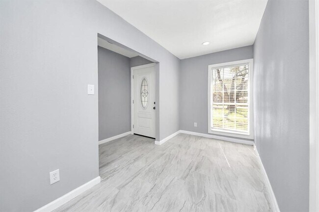 Building Photo - 5103 Karu Dr