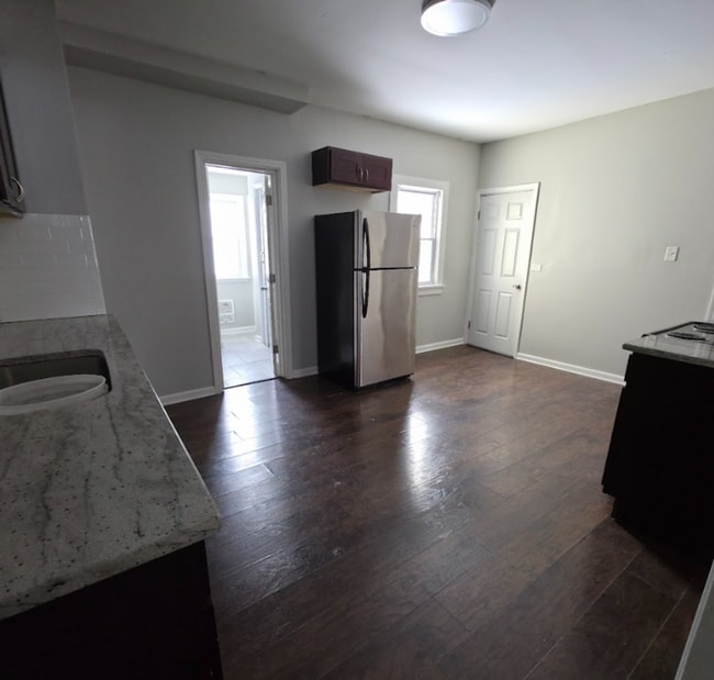 Building Photo - Single Family Home 3 beds 2 bath Available Now!