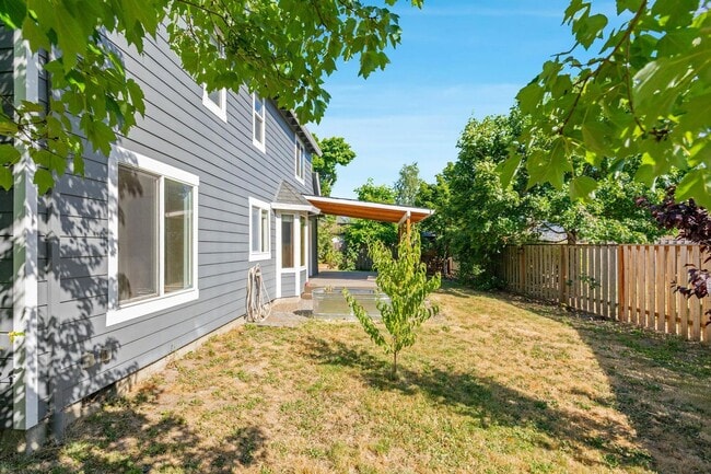 Building Photo - Comfortable 4-bdrm/2.5-bath home in Hillsb...
