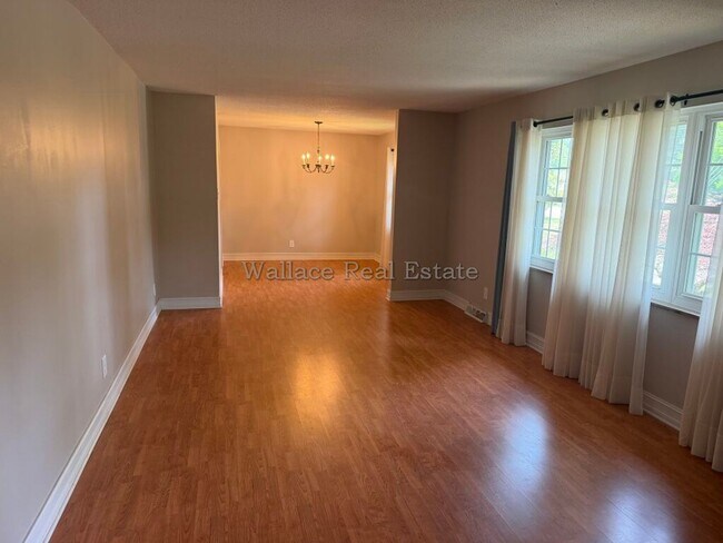 Building Photo - ALL ONE LEVEL IN WEST KNOXVILLE!  OVER 2,400 SQUARE FEET!!!