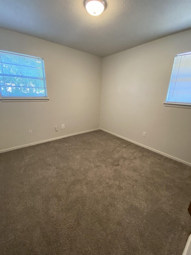 Building Photo - 1309 Abbey Dr