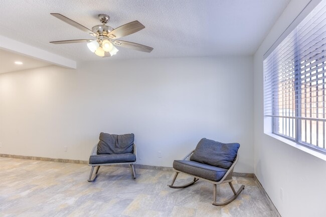 Building Photo - 417 E Jacinto St