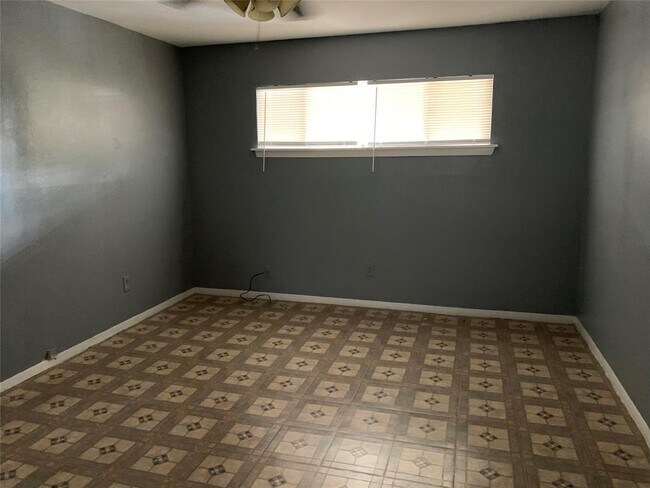 Building Photo - 8232 Glenview Dr