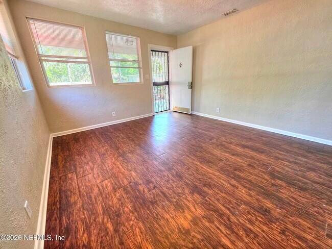 Building Photo - 916 W 25th St