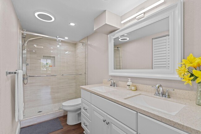 Building Photo - 5545 Courtyard Dr