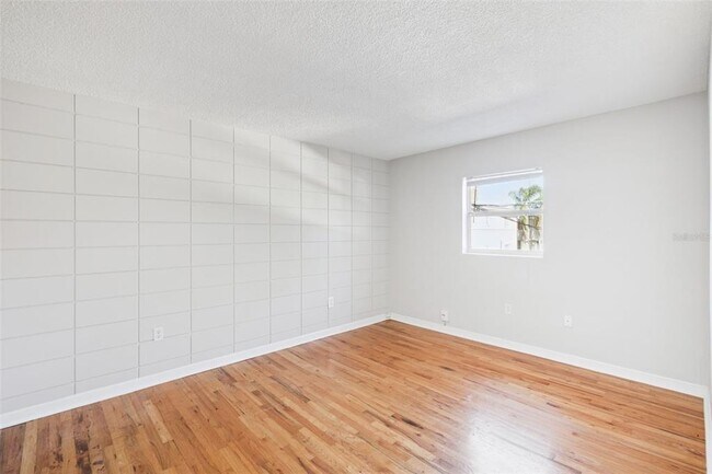 Building Photo - 320 Lakeview St