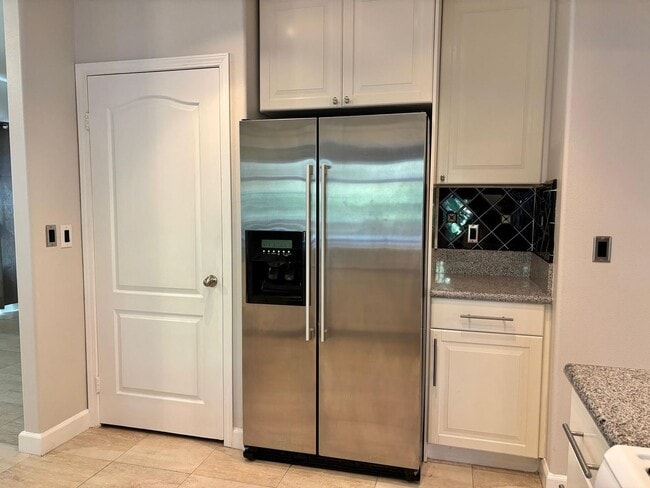 Building Photo - Welcome to this stunning 3-bedroom, 2.5-ba...