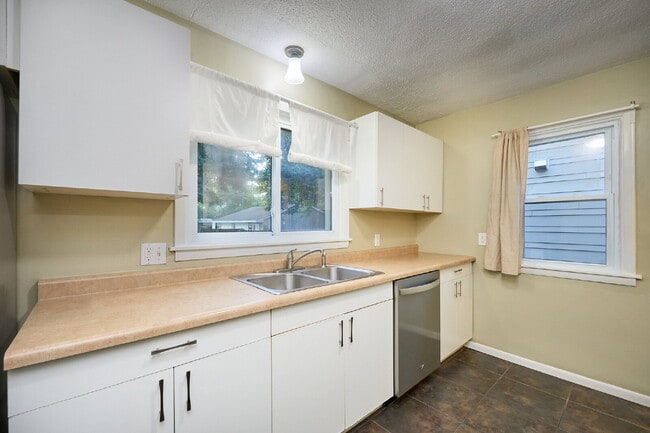 Building Photo - Charming 3-Bedroom Home with Finished Basement in Minneapolis!