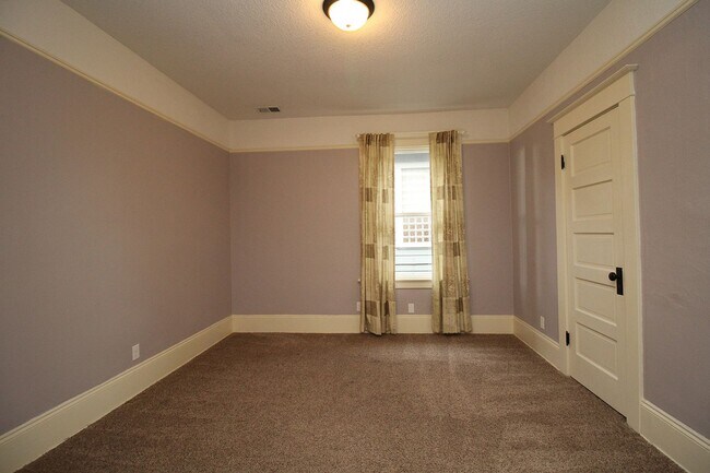 Building Photo - 4033 SE Hawthorne Blvd