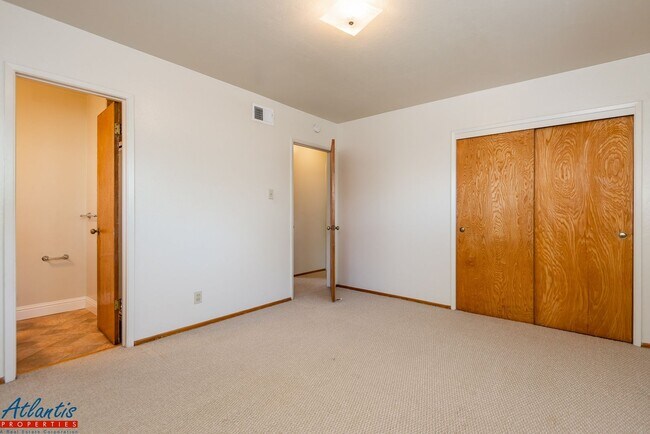 Building Photo - Lovely Home | Nice Backyard | Attached Garage