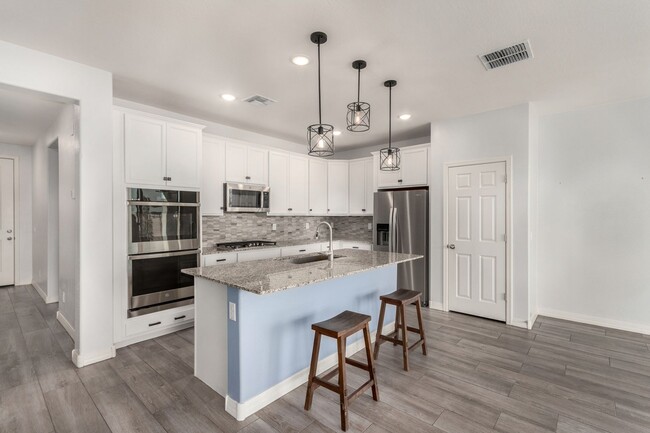 Building Photo - Move-In Ready Home with Verrado Amenities!