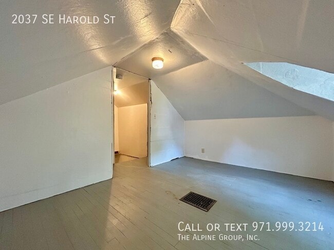 Building Photo - 2037 SE Harold St