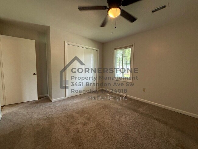 Building Photo - 1103 Lakeview Pl