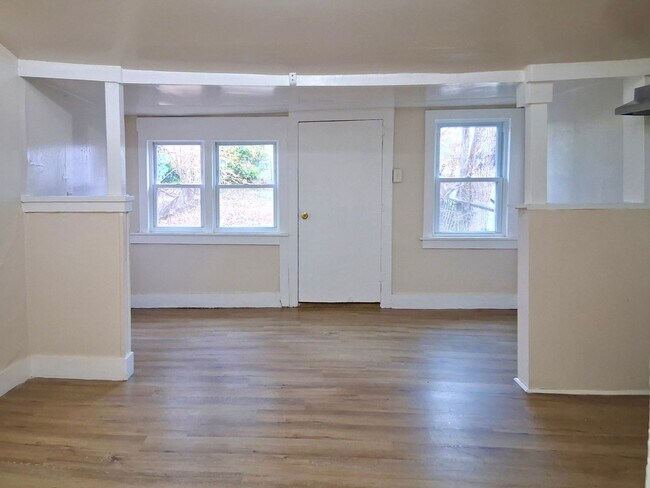 Building Photo - 325 N Laurel St