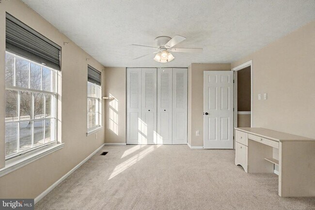 Building Photo - 1713 Chesterfield Square