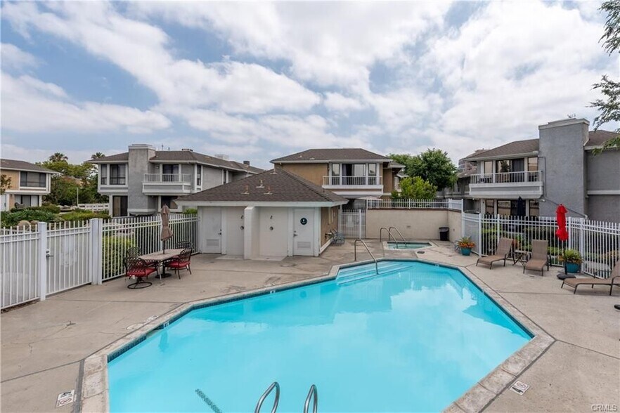 Building Photo - 160 S Seneca Cir