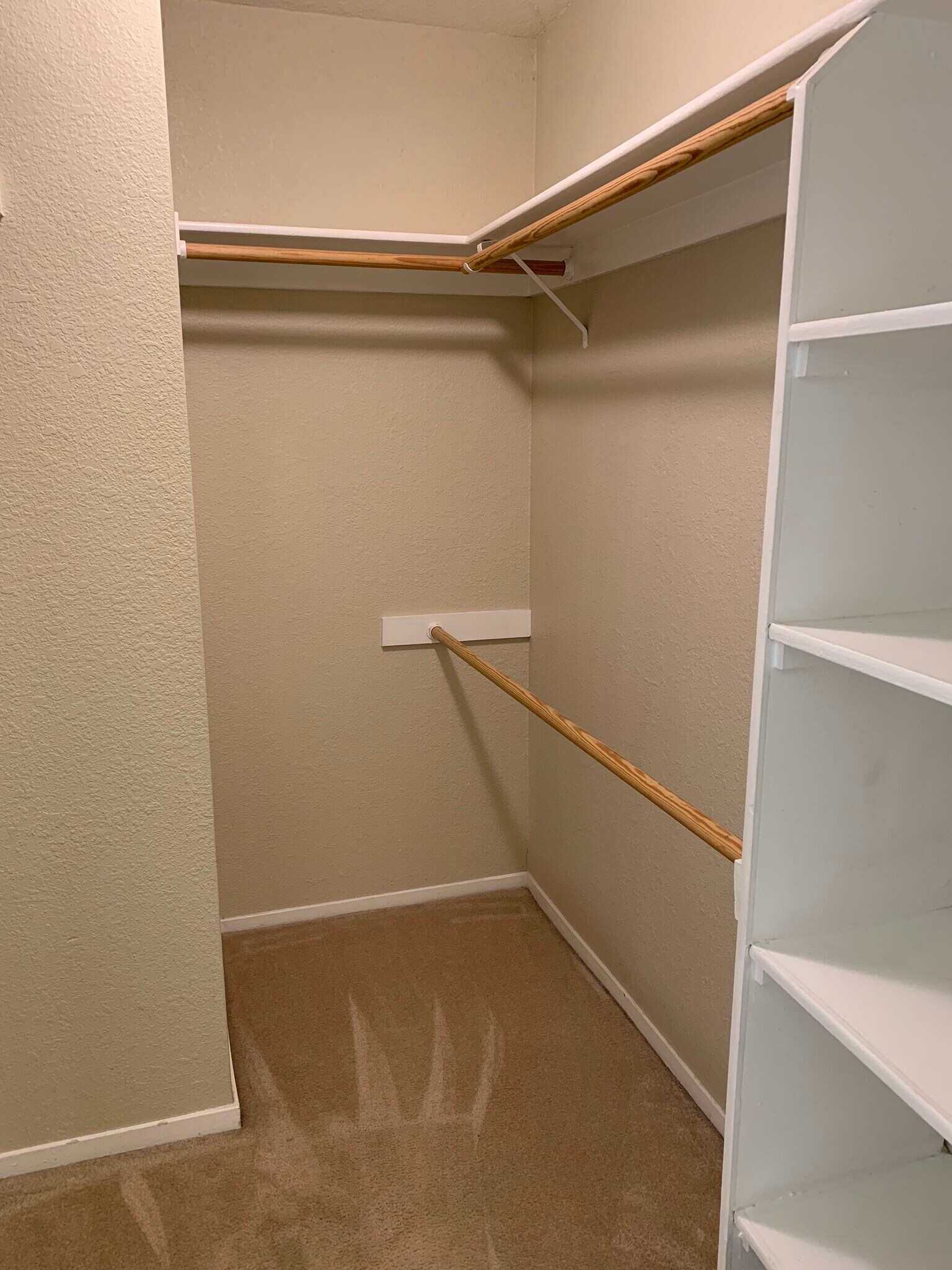 Walk-in Closet - 515 Canyon Oaks Dr