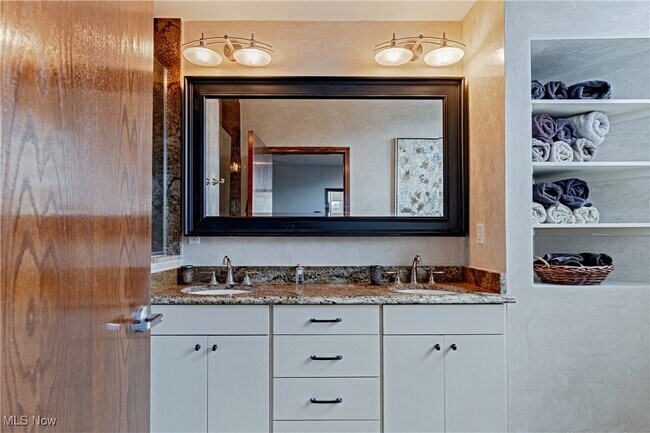 Building Photo - 701 W Lakeside Ave