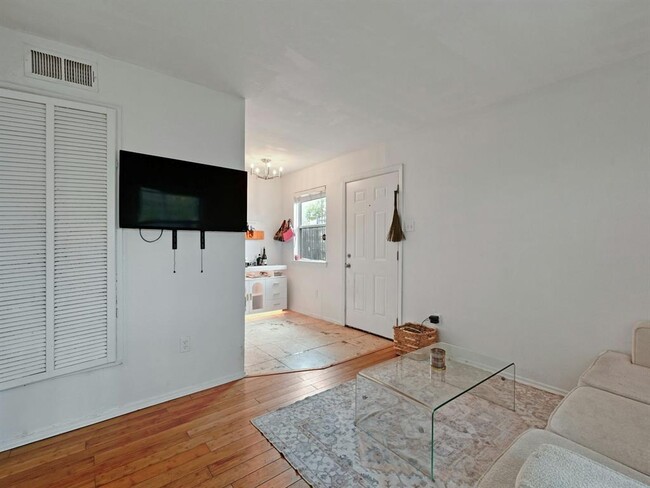 Building Photo - 1110 W 22nd St