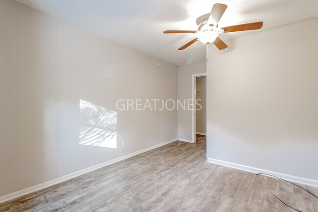 Building Photo - HOLIDAY SPECIAL! SIGN A LEASE BY NOVEMBER ...