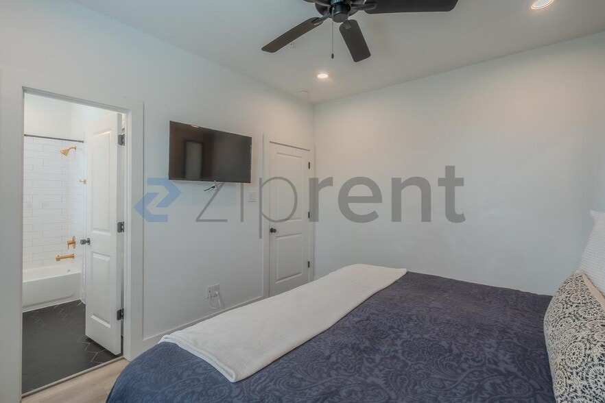 Building Photo - Unit B