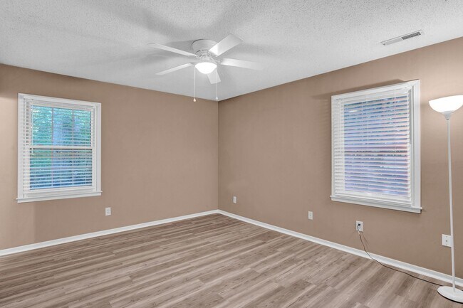 Building Photo - Quiet Cottage in Greensboro NC