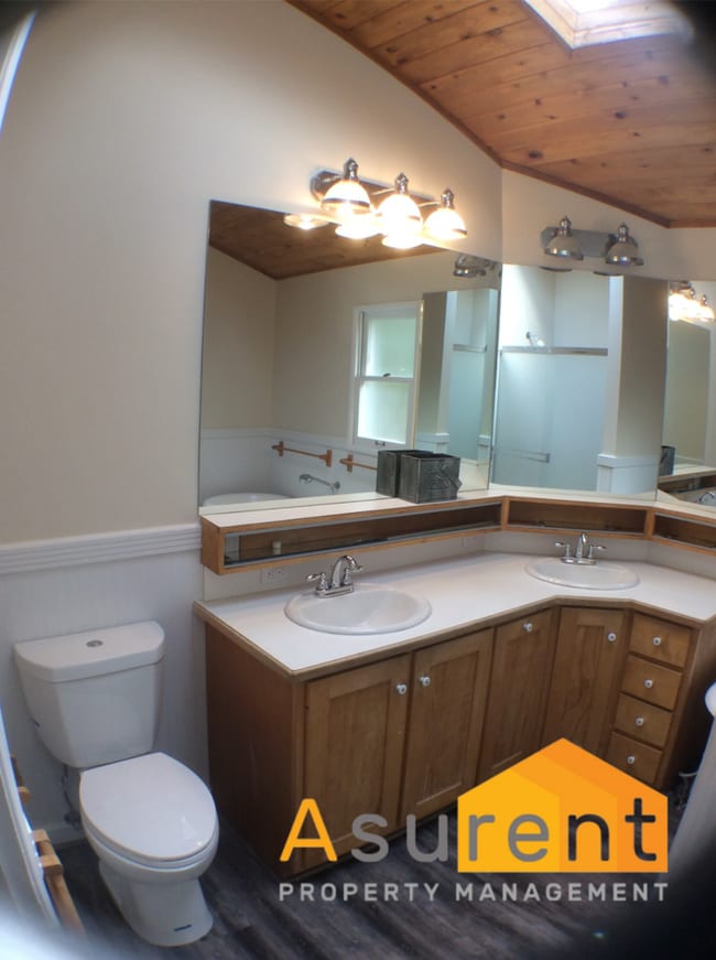Building Photo - 3-Bedroom/2-Bathroom Home with Amazing Vie...