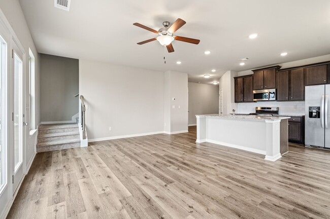 Building Photo - Modern 3 bed 2.5 Bath Town Home in Oakwood...