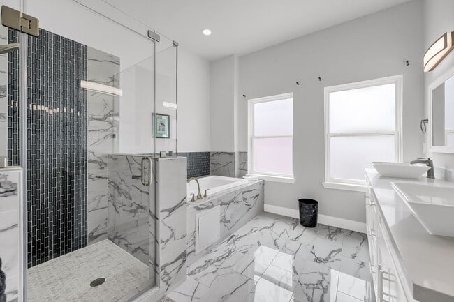 Building Photo - 2116 Oatfield Dr