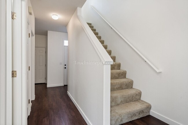 Building Photo - Newly Updated 2 Bed/2 Bath Home in Private...