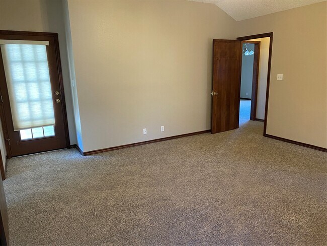 Building Photo - 301 Jansen Dr