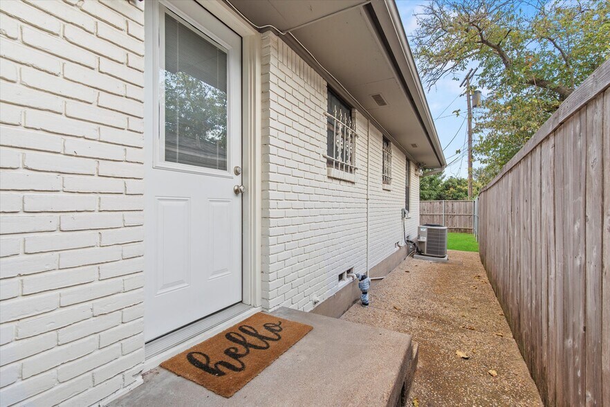 Building Photo - 10023 Olmos Dr