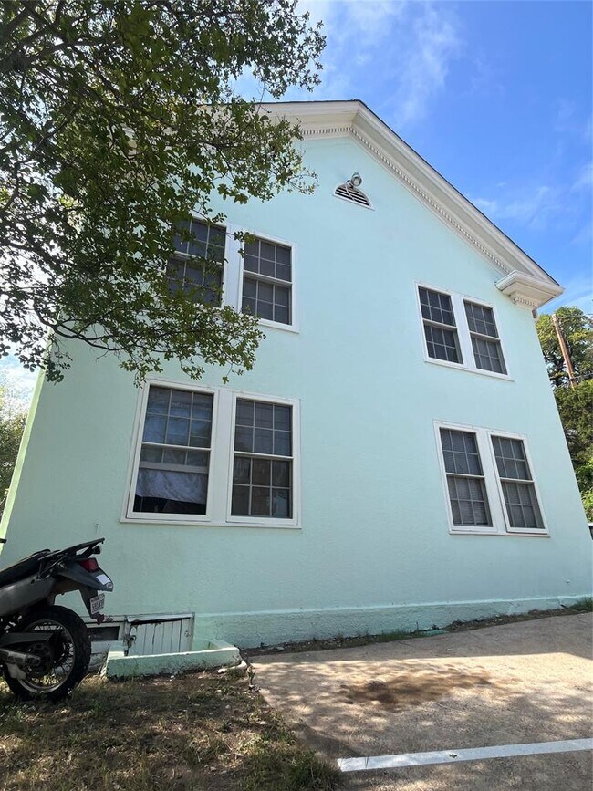 Building Photo - 208 E 31st St