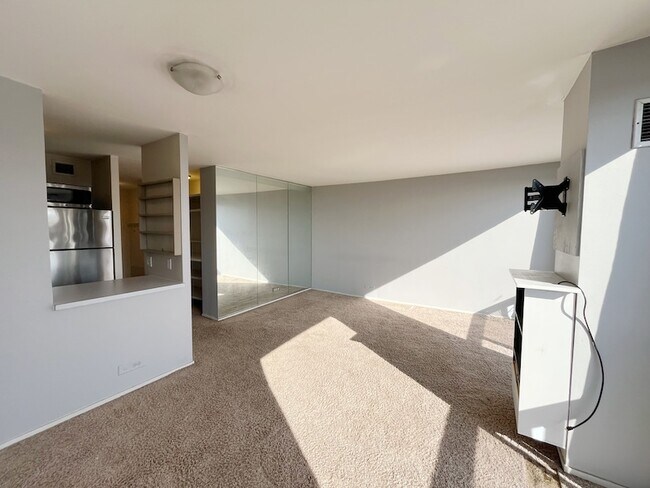 Building Photo - 4343 N Clarendon Ave