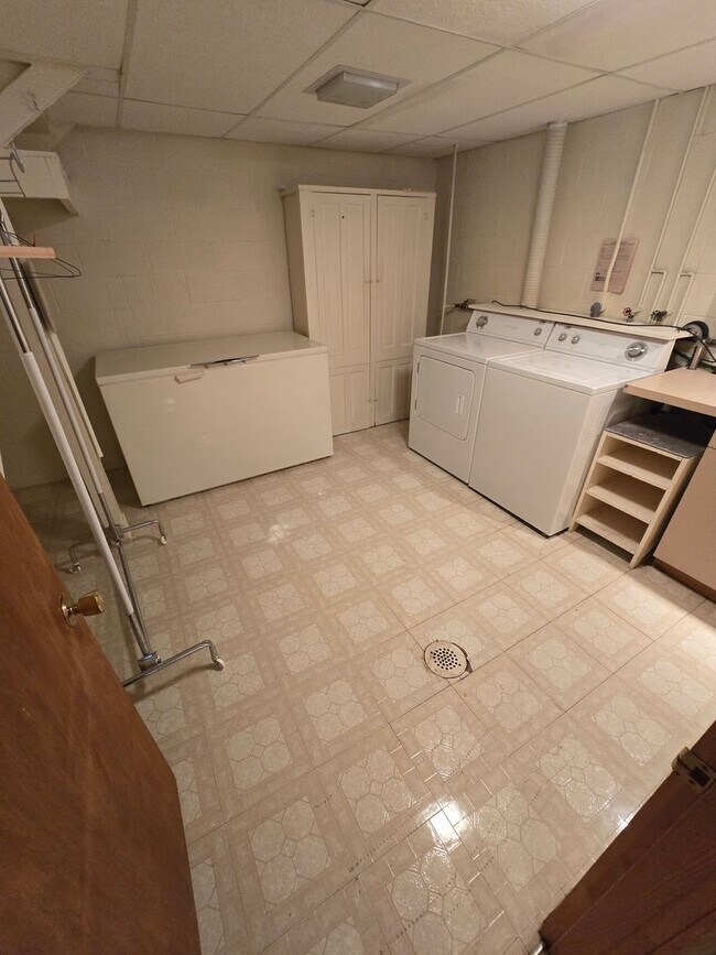 Building Photo - 1133 N Howard Ave