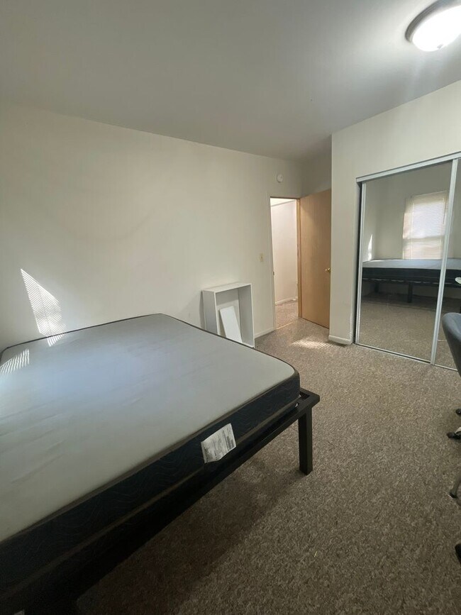 Building Photo - 926 Sylvan Ave