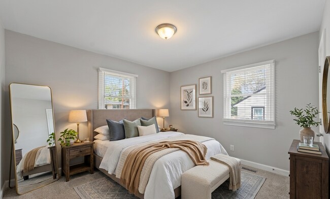 Building Photo - 1910 Hilldale Dr