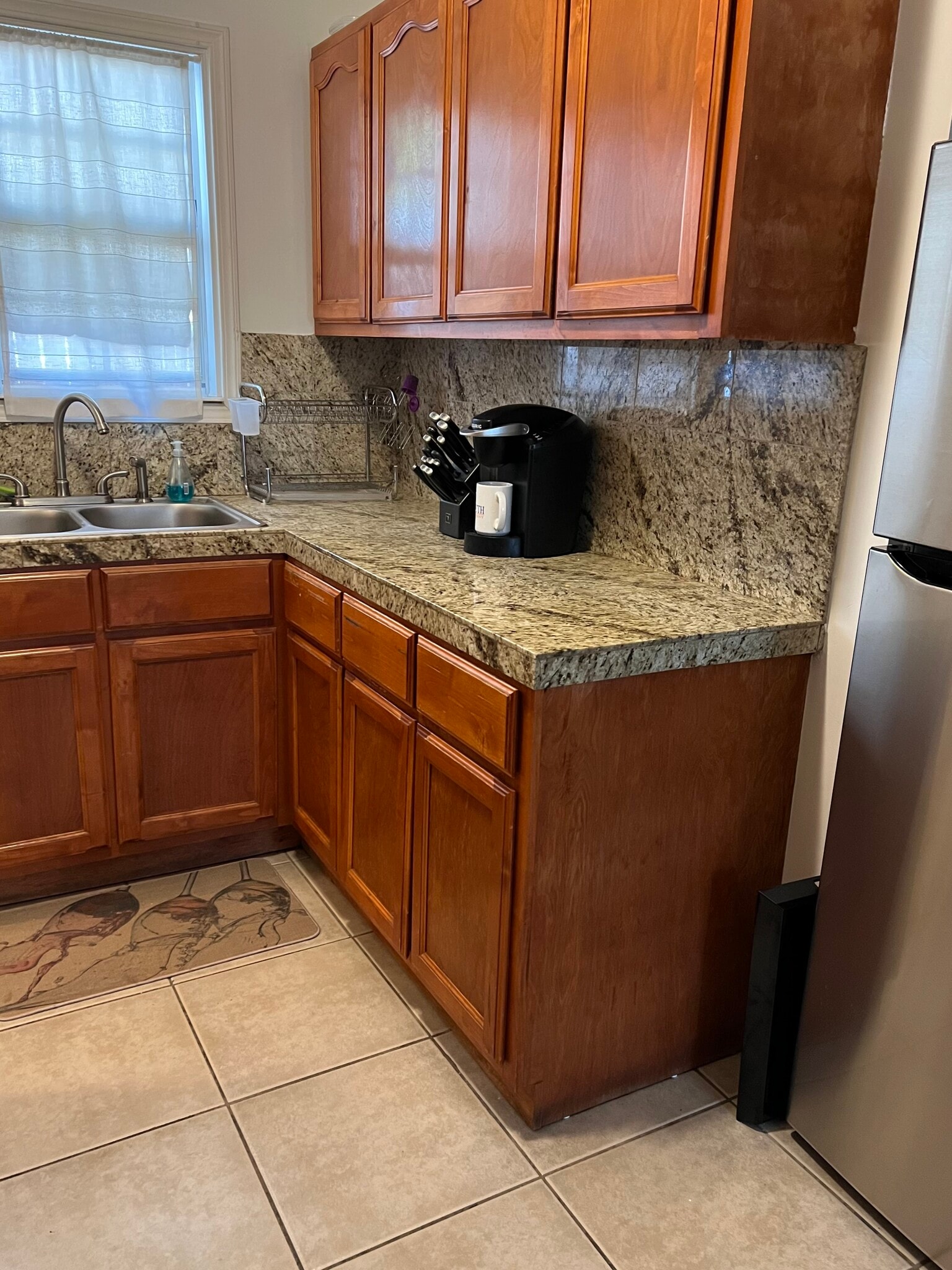 Large Kitchen - 607 N Garfield Ave