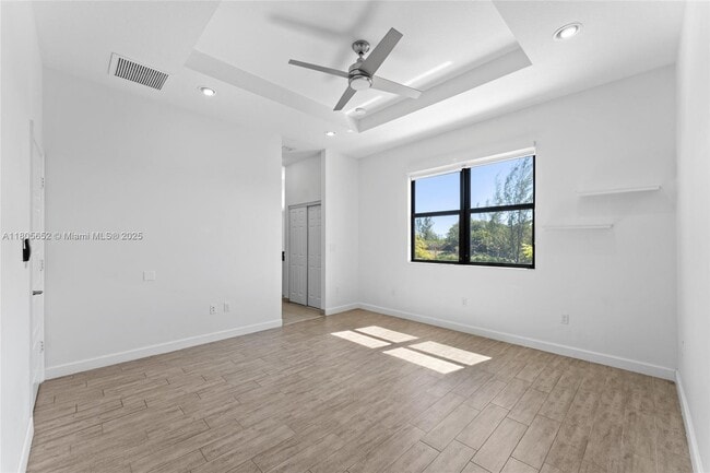 Building Photo - 870 NE 191st St