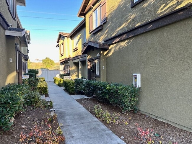 Building Photo - Nice 2br, 2ba Eastlake Condo