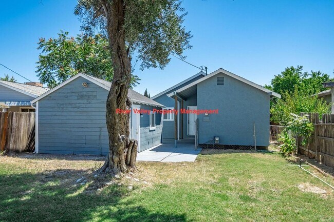 Building Photo - Move in Special, Adorable remodeled Cottage, 3+2, CHA, Garage, fenced yard, close to Christian Br...