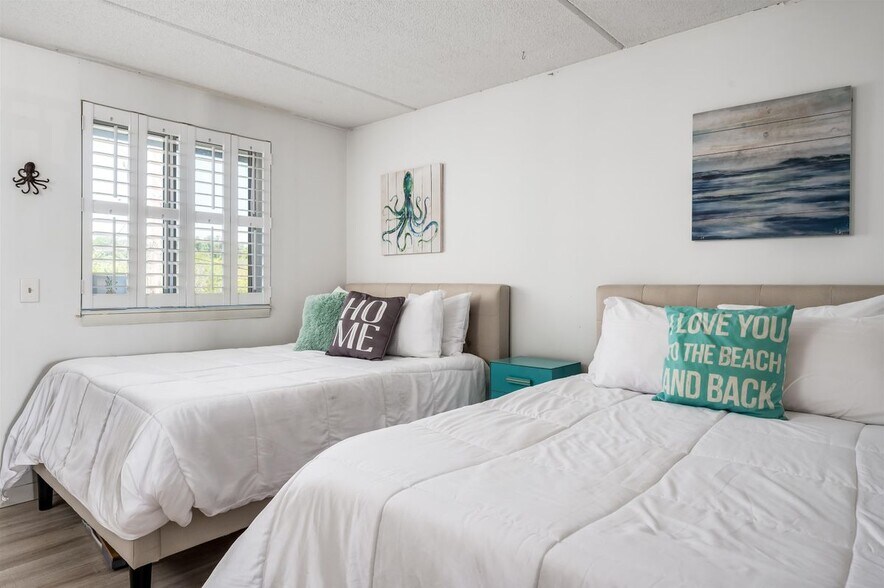 Building Photo - 933 Ocean 207