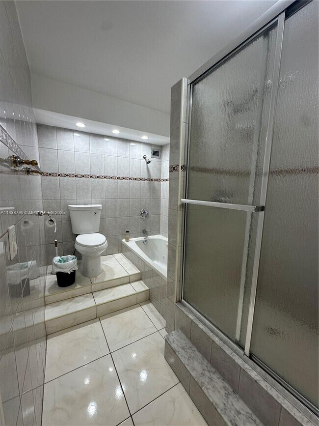 Building Photo - 2030 S Ocean Dr
