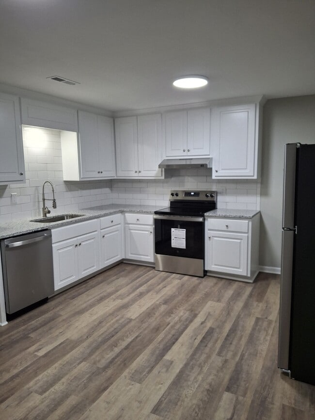 Building Photo - 2 Bedroom 1.5 Bath
